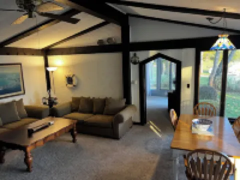 Lake Front Cottage on the north shore of Lake Charlevoix 海斯酒店