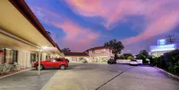 Sapphire City Motor Inn - Parking