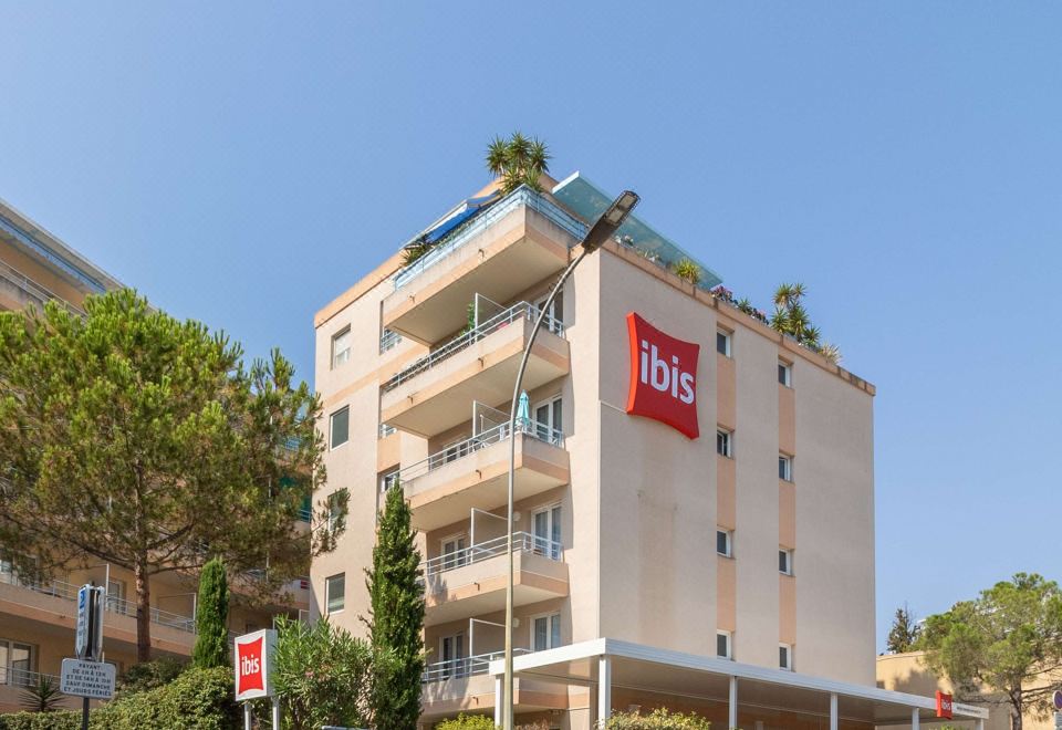 2. 이비스 로크브룬..