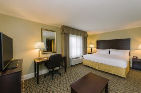 Holiday Inn Express & Suites MERRIMACK by IHG