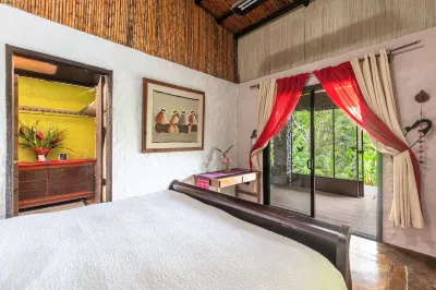 Breakfast With Toucans And Monkeys Hotel in zona Laguna Hule