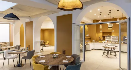 Best Western Plus Sanary Отели рядом с достопримечательностью «Mas de Pierredon - Camping Sanary-sur-Mer - CAMPASUN»