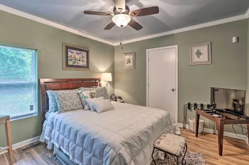Renovated Home w/ Screened-in Patio on Hwy 90! - Wifi