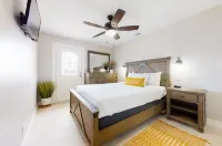 Modern Waterfront Escape with a Deck & BBQ Grill Hotels in Laguna Vista