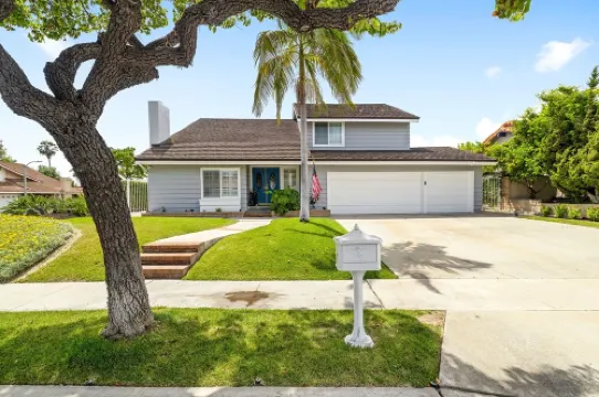 Primary Bedroom+ 2 bedrooms w/Queen Beds! Near Disneyland! Private Large Pool!