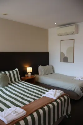 Heathcote Hotel Hotels near Engadine Library