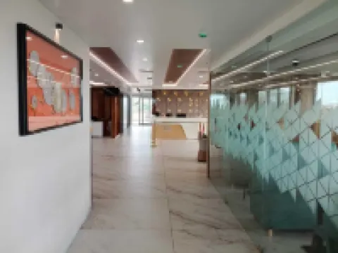 Le Crown Hotel