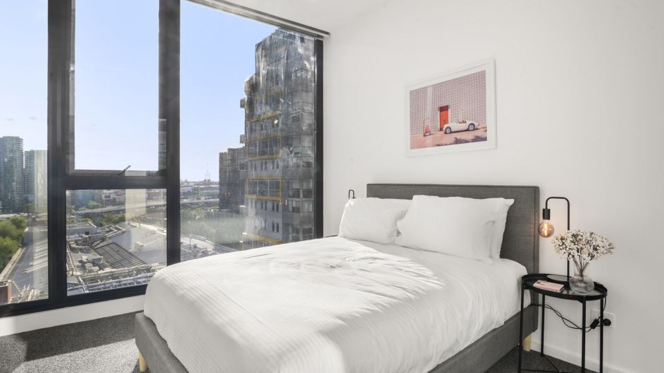 Elegant 2-Bed with Superb Views & Amenities