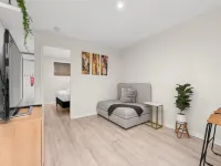 Bright 1-Bed Apartment with Garden Views Hotels in Bomaderry