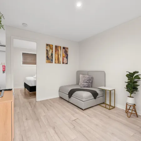 Bright 1-Bed Apartment with Garden Views Отели в г. Бомадерри
