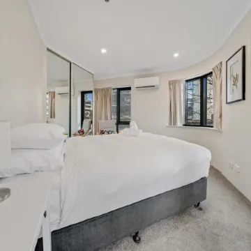 Central 2-bed Apartment with Pool, Gym and Spa