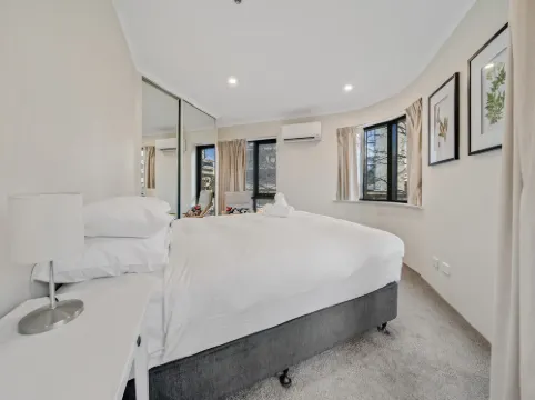 Central 2-bed Apartment with Pool, Gym and Spa