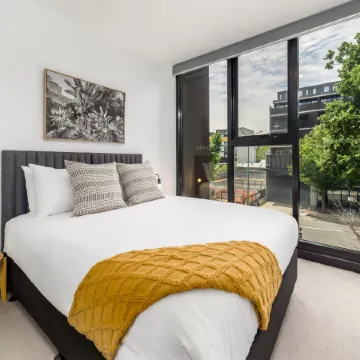 Chic 3-Bed in Central with Pool, Sauna and Gym