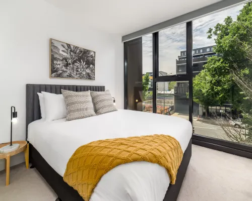 Chic 3-Bed in Central with Pool, Sauna and Gym Hotels in Braddon
