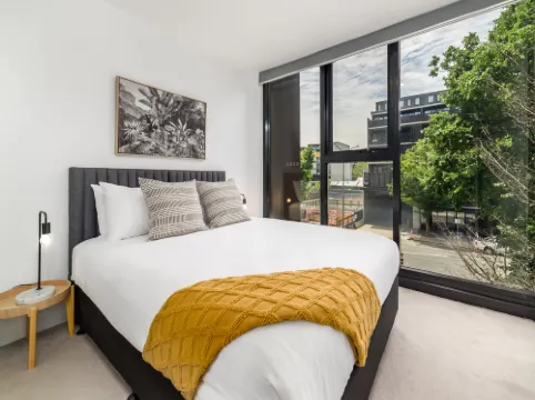 Chic 3-Bed in Central with Pool, Sauna and Gym