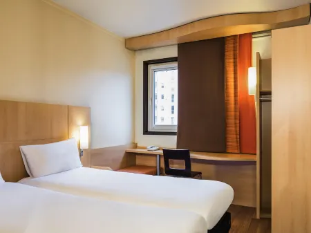 Ibis Paris Pont de Suresnes Отели рядом с достопримечательностью «Philips»