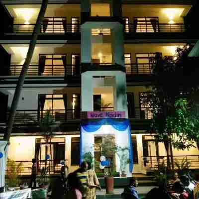 Wave Morjim Hotel Exterior