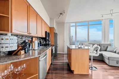 Atlantis at Waterpark City Condos in DT Восточно-Йорк / Пляж: отели