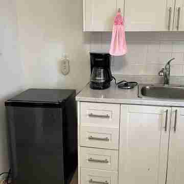 Charming Private Room with a Queen Size Bed in Enchanting Toronto Home. Others