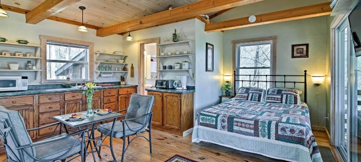 Screened Porch: the Coop Robbinsville Cabin! Hotels in Graham County