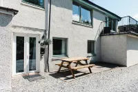 Stylish Garden Flat Near Loch Ness, Ideal for Families and Groups Hotels in Drumnadrochit