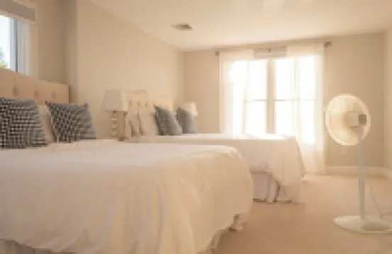 Luxury Waterfront Home with Private Dock & Hot Tub Hoteles en Portsmouth