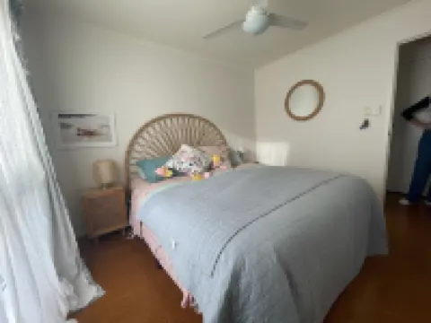 Bright Coastal Escape. Large Private Deck. Pets Welcome. Walk to Beach & Nature