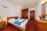 N 03 - Bedroom 3 in Amaro Sight Guesthouse Hotel berhampiran Pantai Luz
