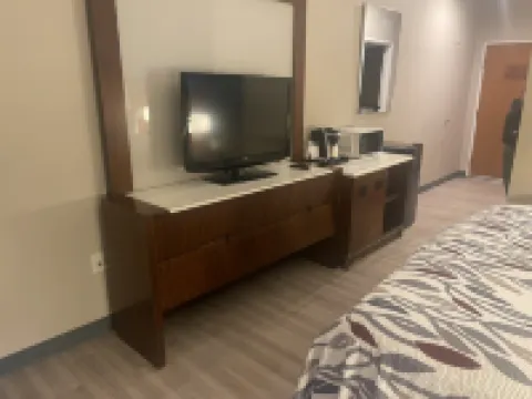 Red Roof Inn & Suites Hinesville Hotels in Hinesville