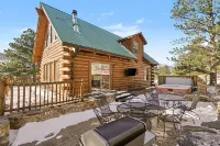 Cabin - Hot Tub w Outdoor TV, Sleeps 12, King Bed, Dogs ok