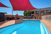 Ben Chifley Motor Inn - Pools
