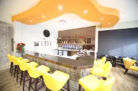Wyndham Garden Edmonton Airport - bar