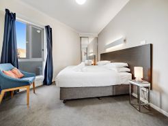 Comfy Lakeside 1-Bed with Secure Parking