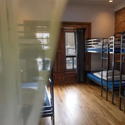 ツリーハウス ホステル Westmount City Hall周辺のホテル