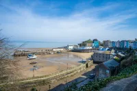 Captains Lookout - 1 Bedroom Apartment - Tenby - balcony