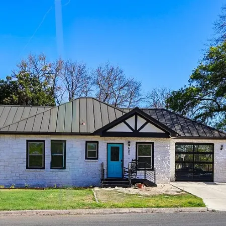 Walk to Main St, Game Room w/Arcade Cozy Cottage Sleeps 6