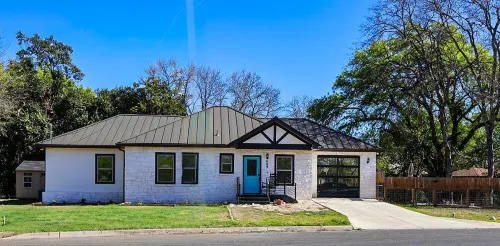 Walk to Main St, Game Room w/Arcade Cozy Cottage Sleeps 6