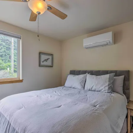 Yachats Gem w/ Private Beach Access, Views