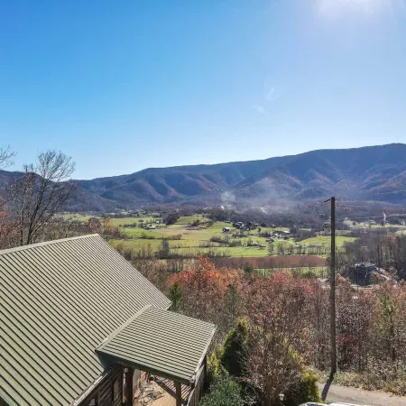 Gorgeous View. Hot Tub. Privacy. Fireplace. Pool & Fishing Access!