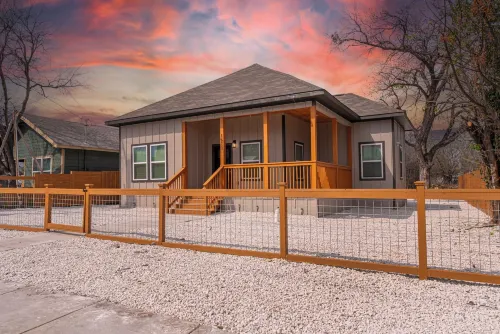 Sleek 3 Bedroom 2 Bath Just 5 Minutes to Downtown - Homestay