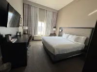 FairBridge Inn And Suites Will Rogers Airport | Restaurant & Bar - bar