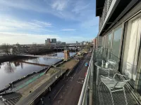 Clyde Waterfront Apartments - พร้อมระเบียง