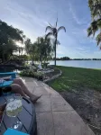 Lakefront Artist's Loft - Relax in Luxury! - บังกะโล