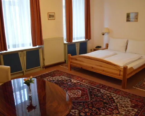 Pension Walzerstadt Hotels near نيوباو. .07