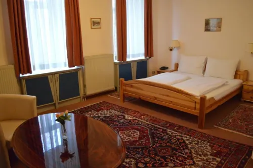 Pension Walzerstadt - Bed and Breakfasts