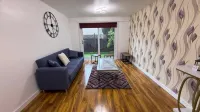 Erskine - House - Sleeps 4 - Parking - River Side  호텔