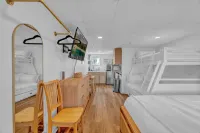Island View Motel - Motels
