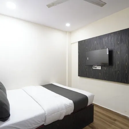 Hotel Grand Residency Отели рядом с достопримечательностью «Пляж Версова»