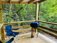 Cozy Beavercreek Cabin Retreat – Smoky Mountain Serenity Awaits! - balcón