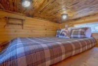 Moonshine Cabin tucked away on the Mountain,Great Location with private Hot Tub! - balcony